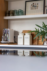 Groene keuken in een lichte en natuurlijke setting-Iemms keukens & interieur-design keuken,groene keuken,Keuken,keuken met keramisch werkblad,moderne woonkeuken-Groene keuken met kookeiland en houten kastenwand-OBLY