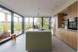 Groene keuken in een lichte en natuurlijke setting-Iemms keukens & interieur-design keuken,groene keuken,Keuken,keuken met keramisch werkblad,moderne woonkeuken-Groene keuken met kookeiland en houten kastenwand-OBLY