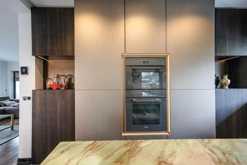 Grote Leefkeuken met Eiland, Tafel & Metallic Milano/Monza-MERENO-leefkeuken,metallic keuken,natuursteen blad,organische tafel kookeiland-OBLY