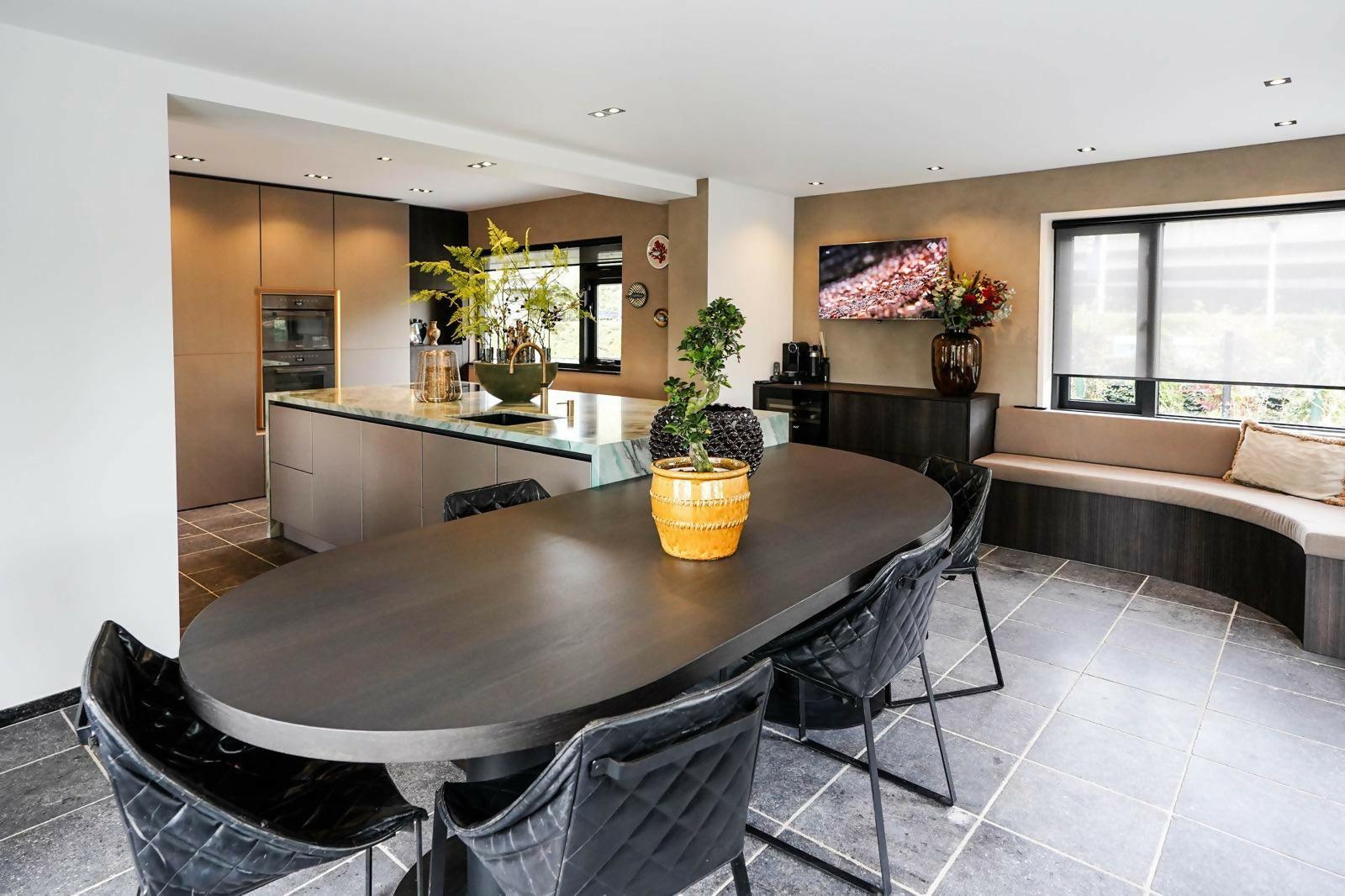 Grote Leefkeuken met Eiland, Tafel & Metallic Milano/Monza-MERENO-leefkeuken,metallic keuken,natuursteen blad,organische tafel kookeiland-OBLY