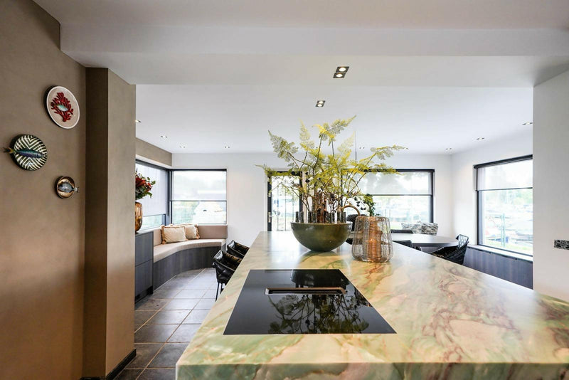 Grote Leefkeuken met Eiland, Tafel & Metallic Milano/Monza-OBLY-leefkeuken,metallic keuken,natuursteen blad,organische tafel kookeiland-OBLY