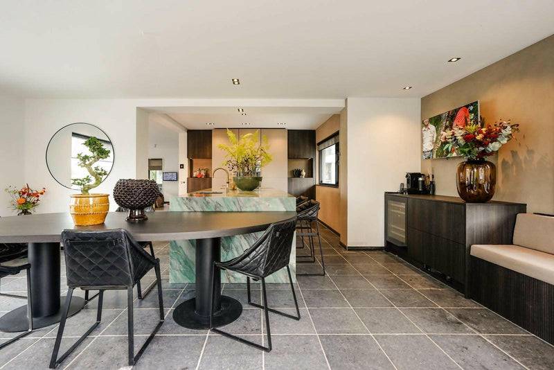 Grote Leefkeuken met Eiland, Tafel & Metallic Milano/Monza-OBLY-leefkeuken,metallic keuken,natuursteen blad,organische tafel kookeiland-OBLY