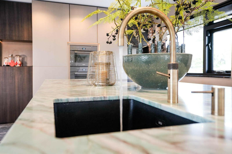 Grote Leefkeuken met Eiland, Tafel & Metallic Milano/Monza-OBLY-leefkeuken,metallic keuken,natuursteen blad,organische tafel kookeiland-OBLY