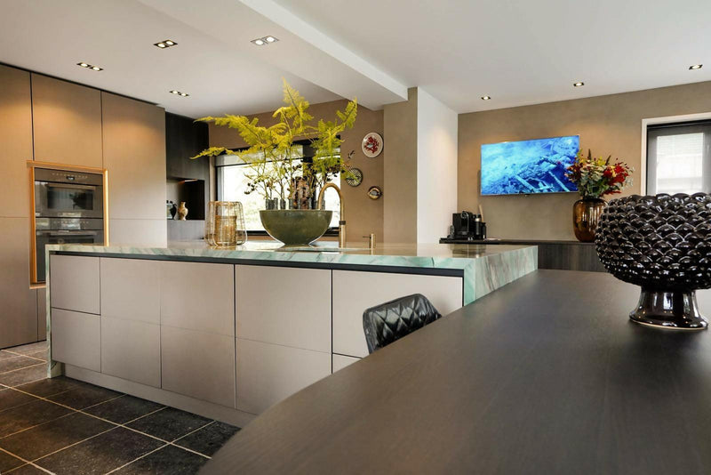 Grote Leefkeuken met Eiland, Tafel & Metallic Milano/Monza-OBLY-leefkeuken,metallic keuken,natuursteen blad,organische tafel kookeiland-OBLY