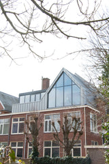 Grote dakopbouw in Den Haag aan de Nieuwe Parklaan-Sensbouw-dakopbouw,glazen gevel,maatwerk bouw,moderne architectuur,renovatie,woning uitbreiding,zakelijk-Moderne dakopbouw met glazen gevel-OBLY