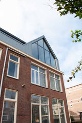 Grote dakopbouw in Den Haag aan de Nieuwe Parklaan-Sensbouw-dakopbouw,glazen gevel,maatwerk bouw,moderne architectuur,renovatie,woning uitbreiding,zakelijk-Moderne dakopbouw met glazen gevel-OBLY