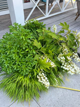 Hamptons tuin met modern zwembad en strakke belijning-The Green Fix-design tuin,exclusieve tuin,Hamptons stijl,Hamptons tuin,houten vlonder,luxe buitenleven,luxe tuin,moderne buitenruimte,natuurlijke beplanting,strakke tuin,The Green Fix,tuin met zwembad,zwembad tuin-OBLY