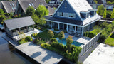 Hamptons tuin met modern zwembad en strakke belijning-The Green Fix-design tuin,exclusieve tuin,Hamptons stijl,Hamptons tuin,houten vlonder,luxe buitenleven,luxe tuin,moderne buitenruimte,natuurlijke beplanting,strakke tuin,The Green Fix,tuin met zwembad,zwembad tuin-OBLY