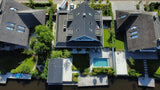 Hamptons tuin met modern zwembad en strakke belijning-The Green Fix-design tuin,exclusieve tuin,Hamptons stijl,Hamptons tuin,houten vlonder,luxe buitenleven,luxe tuin,moderne buitenruimte,natuurlijke beplanting,strakke tuin,The Green Fix,tuin met zwembad,zwembad tuin-OBLY