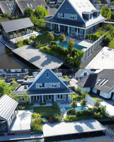 Hamptons tuin met modern zwembad en strakke belijning-The Green Fix-design tuin,exclusieve tuin,Hamptons stijl,Hamptons tuin,houten vlonder,luxe buitenleven,luxe tuin,moderne buitenruimte,natuurlijke beplanting,strakke tuin,The Green Fix,tuin met zwembad,zwembad tuin-OBLY