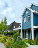 Hamptons tuin met modern zwembad en strakke belijning-The Green Fix-design tuin,exclusieve tuin,Hamptons stijl,Hamptons tuin,houten vlonder,luxe buitenleven,luxe tuin,moderne buitenruimte,natuurlijke beplanting,strakke tuin,The Green Fix,tuin met zwembad,zwembad tuin-OBLY