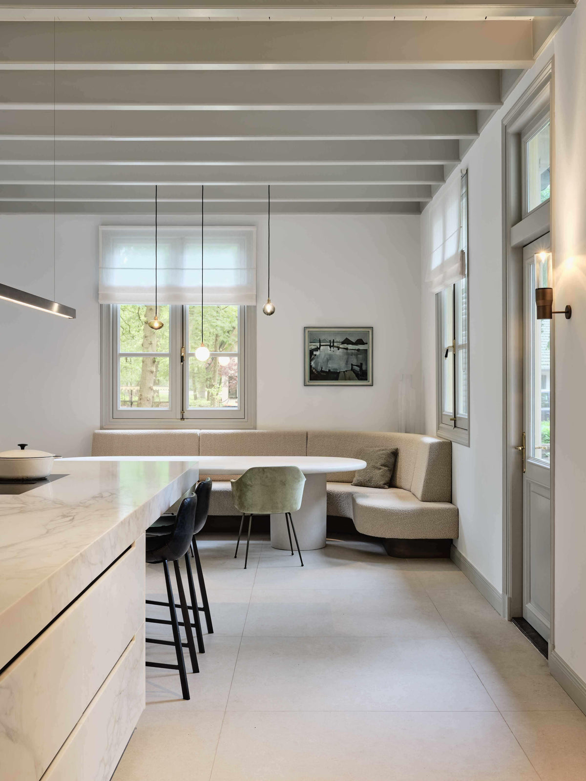 Historie & Modern Comfort in een 19-eeuwse villa in de bossen van Utrecht-RUIM STUDIO-19e-eeuwse villa,exclusieve interieurarchitectuur,historisch wonen,Keuken,luxe woonkeuken,modern klassiek interieur,Villa,villa renovatie,wonen in het bos,Woonkamer-Historie en Modern Comfort in een Utrechtse Bosvilla-OBLY