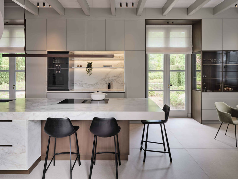 Historie & Modern Comfort in een 19-eeuwse villa in de bossen van Utrecht-RUIM STUDIO-Keuken,Villa,Woonkamer-Historie en Modern Comfort in een Utrechtse Bosvilla-OBLY