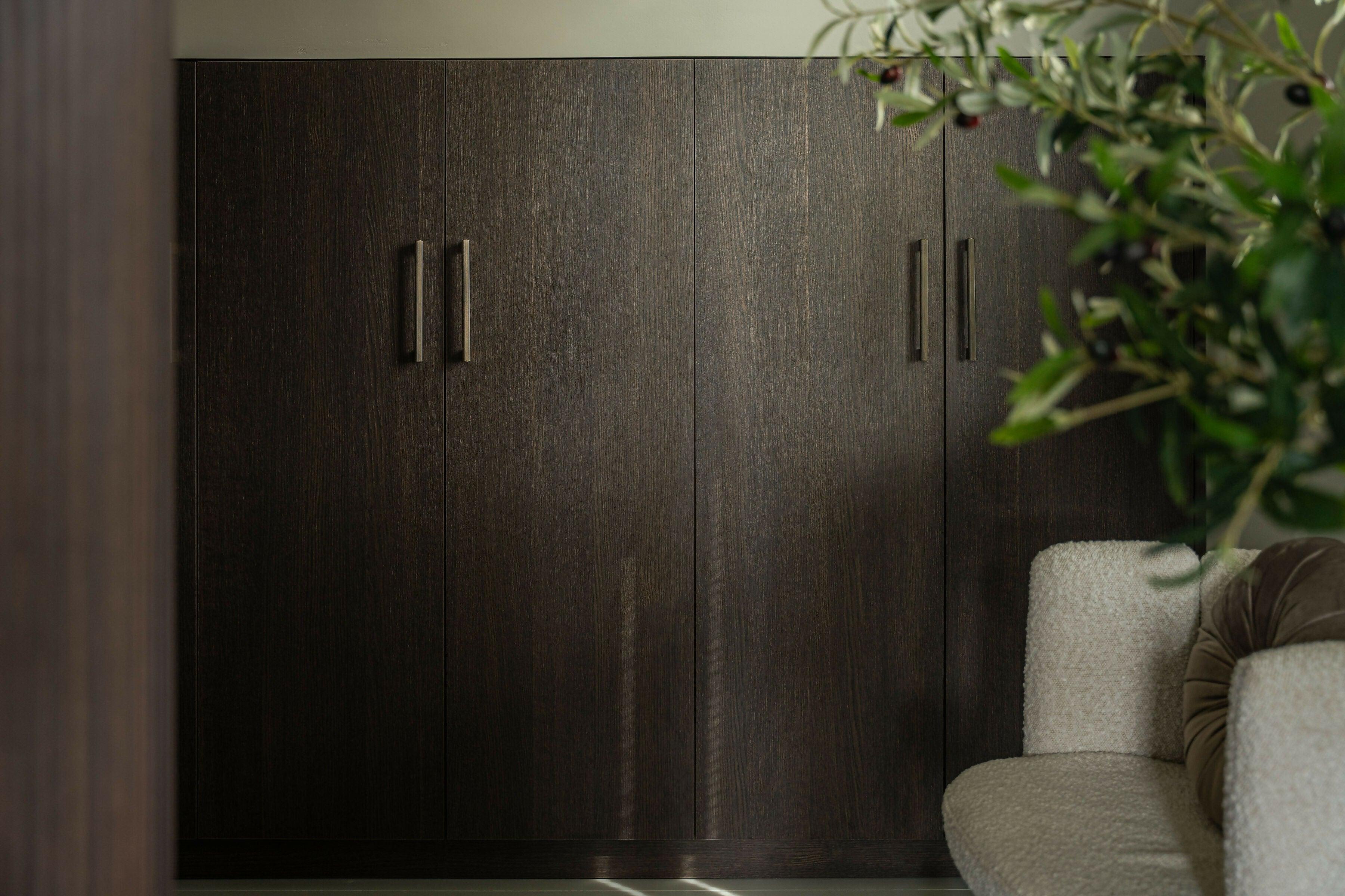 Hoekkast met afgeronde vormen-BVDK maatwerk-design inbouwkast slaapkamer,Hoekkast,kast met afgeronde hoeken,luxe inbouwkast slaapkamer,maatwerk hoekkast,Maatwerk kast,moderne maatwerkkast hout,Slaapkamer-Maatwerk Hoekkast met Afgeronde Hoeken in Slaapkamer-OBLY