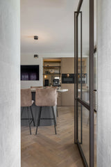 Hotel Chique interieur, interieurontwerp boerderij-Jolanda Vogels-Keuken-Multiplank Visgraatvloer & Luxe Keuken | High-End Interieurdesign-OBLY