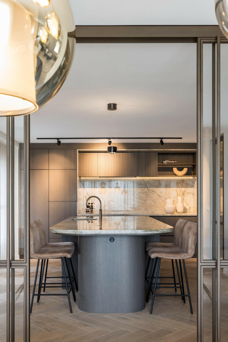 Hotel Chique interieur, interieurontwerp boerderij-OBLY-Multiplank Visgraatvloer & Luxe Keuken | High-End Interieurdesign-OBLY