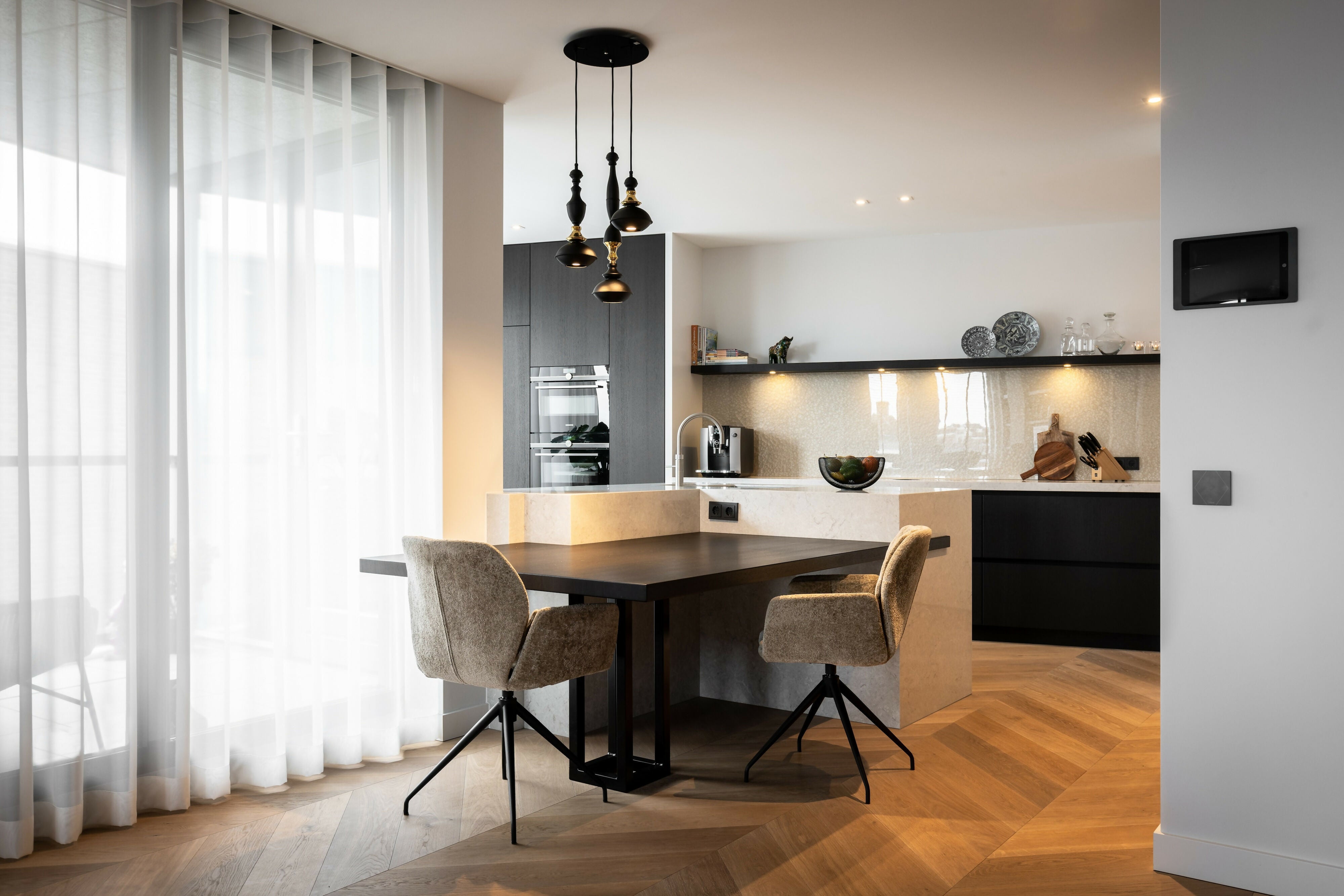 Hotel Chique interieur voor nieuwbouw appartement-Jolanda Vogels-Elegante inrichting,Hotel chic,Interieurontwerp,Luxe interieur,Luxe wonen,Nieuwbouw appartement-Hotel Chique Appartement | Luxe Interieurontwerp met Visgraatvloer-OBLY