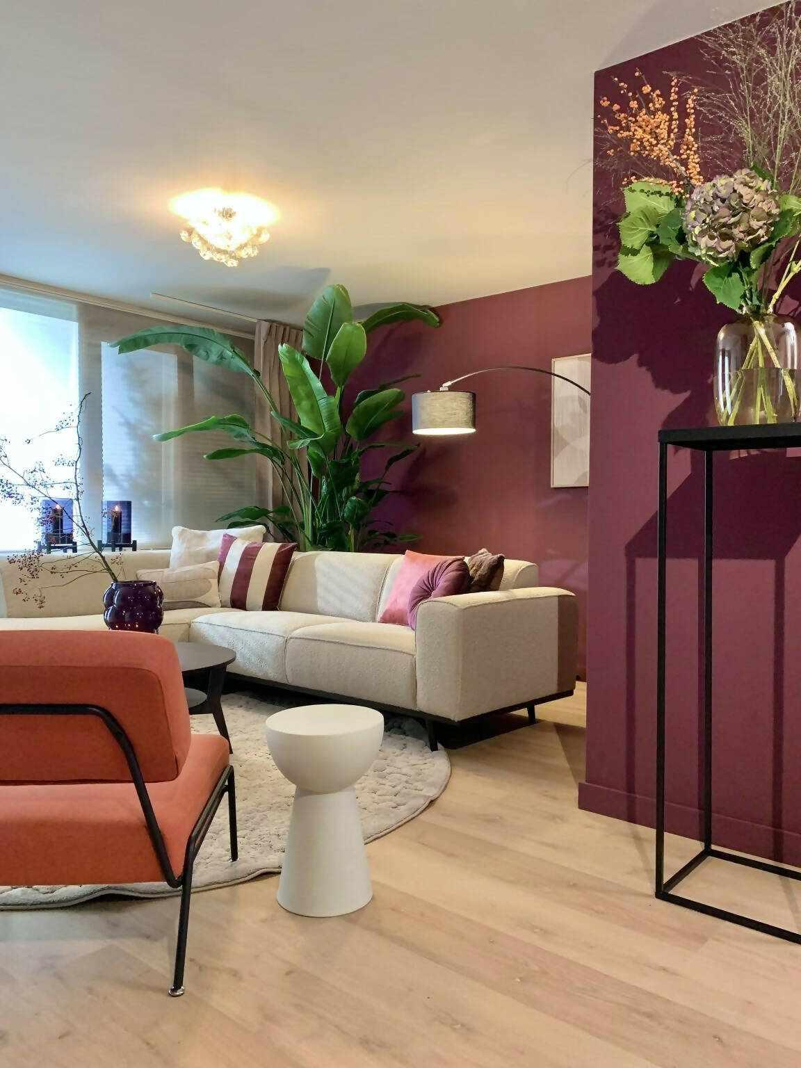 Hotel Chique met een Twist-STUDIO NATHALIE SAMSON-Aubergine accenten,Hotel chique stijl,Luxe uitstraling,Maatwerk kast,Subtiele glitter,Warme houttinten,Woonkamer-OBLY