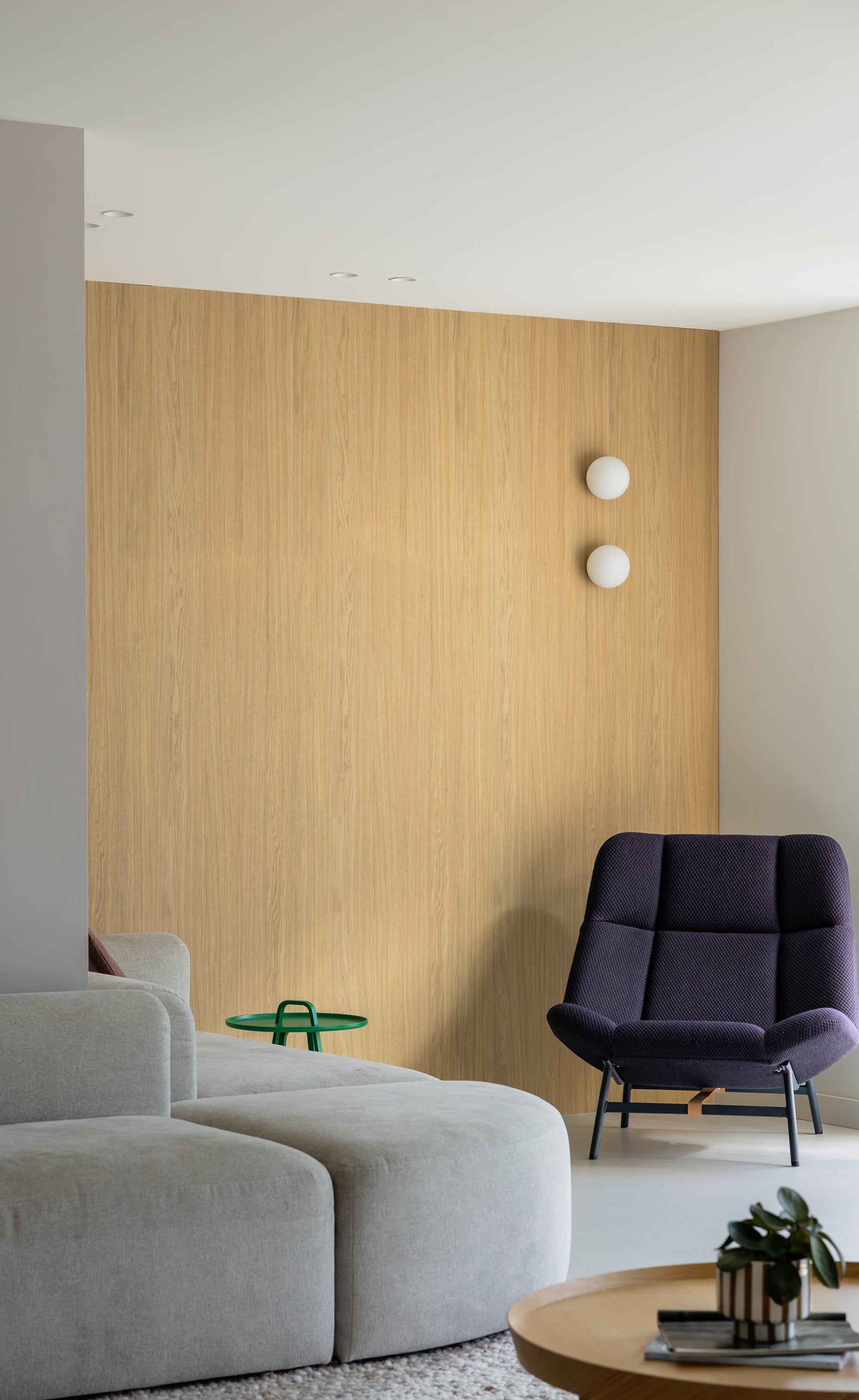 Houten wandbekleding met eiken wandpanelen-WITTEVEEN MEUBEL & INTERIEURBOUW-eiken wandpanelen,houten accentwand,houten wandbekleding,interieur maatwerk,moderne woonkamer,wandafwerking hout,wandpanelen woonkamer-OBLY