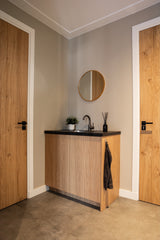 Warm familiehuis met maatwerk interieur van massief hout
