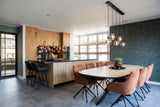 Warm familiehuis met maatwerk interieur van massief hout