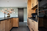 Warm familiehuis met maatwerk interieur van massief hout