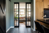 Warm familiehuis met maatwerk interieur van massief hout