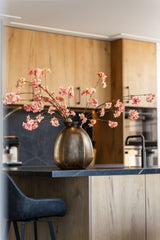 Warm familiehuis met maatwerk interieur van massief hout