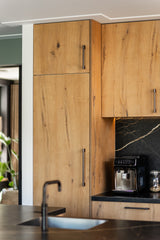 Warm familiehuis met maatwerk interieur van massief hout