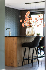 Warm familiehuis met maatwerk interieur van massief hout