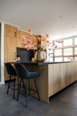 Warm familiehuis met maatwerk interieur van massief hout