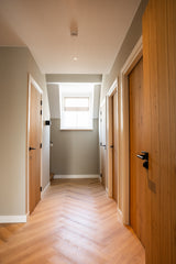 Warm familiehuis met maatwerk interieur van massief hout