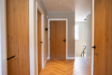 Warm familiehuis met maatwerk interieur van massief hout