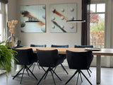 Modern interieur met zwarte keuken en warme woonruimte
