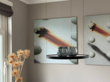 Modern interieur met zwarte keuken en warme woonruimte