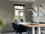 Modern interieur met zwarte keuken en warme woonruimte