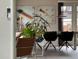 Modern interieur met zwarte keuken en warme woonruimte
