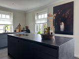 Modern interieur met zwarte keuken en warme woonruimte