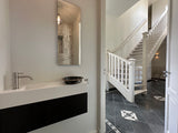 Modern interieur met zwarte keuken en warme woonruimte