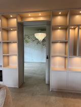 Maatwerk kastenwand met geïntegreerde sfeerhaard