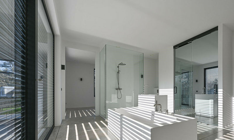 Indrukwekkend glaswerk in moderne badkamer-Overveld Glas-Badkamer-Indrukwekkend glaswerk in moderne badkamer-OBLY