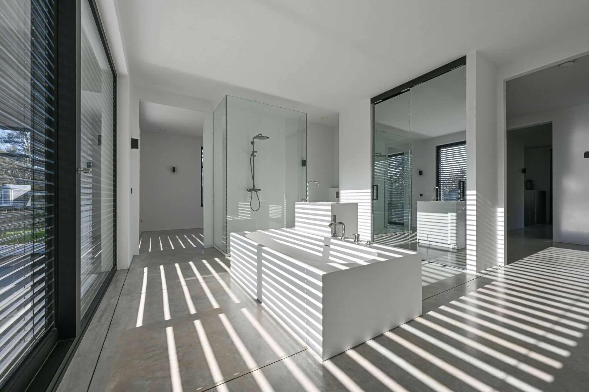 Indrukwekkend glaswerk in moderne badkamer-Overveld Glas-Badkamer,badkamer met glaswand,glazen douchewand,inloopdouche glas,luxe badkamer glas,moderne badkamer-Indrukwekkend glaswerk in moderne badkamer-OBLY