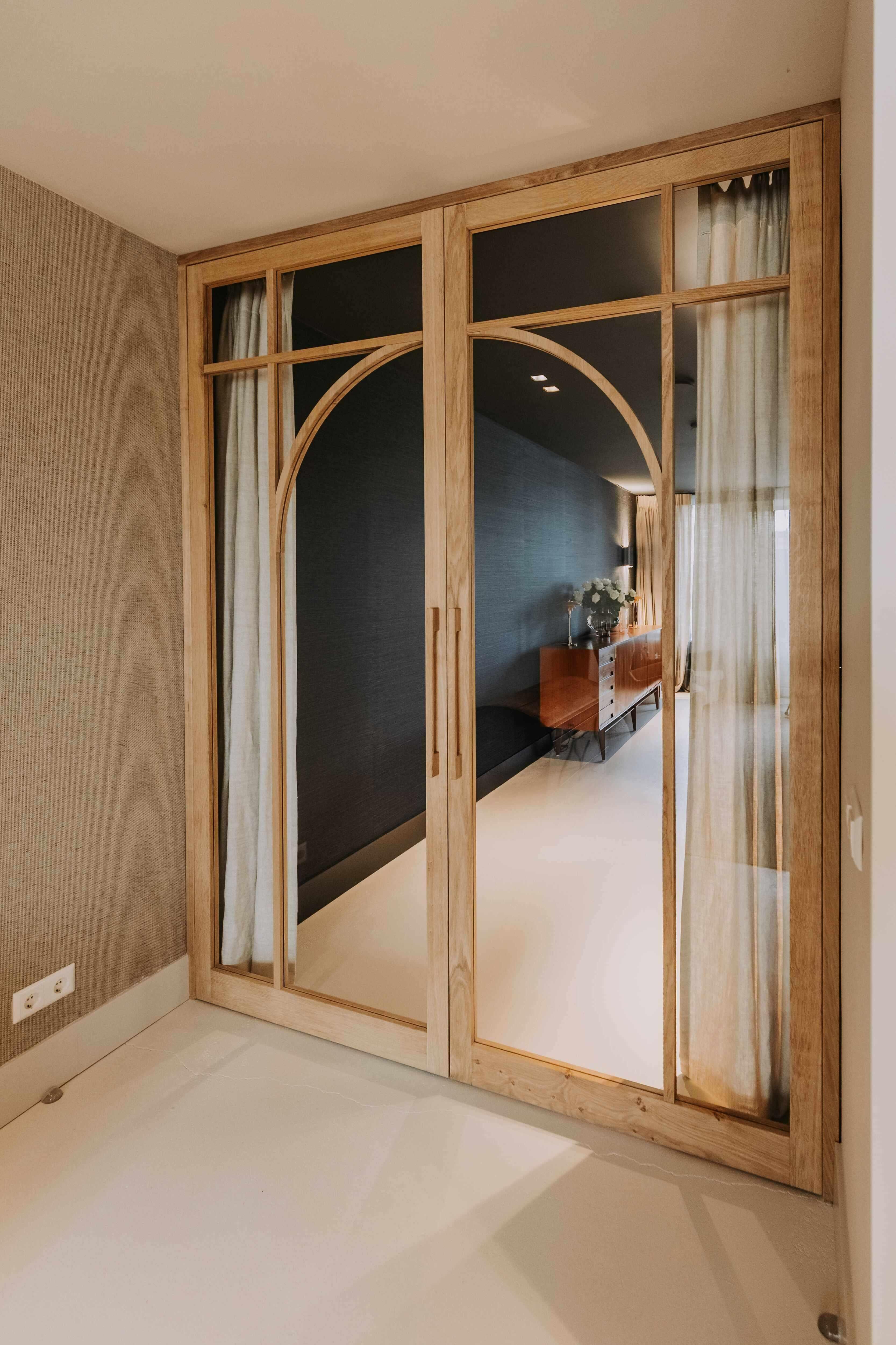 Indu Doors dubbele eiken deur met glas organische vorm-INDU DOORS-dubbele deur,eikenhout,glazen deur,luxe afwerking-Dubbele eiken deur met glas organische vorm-OBLY