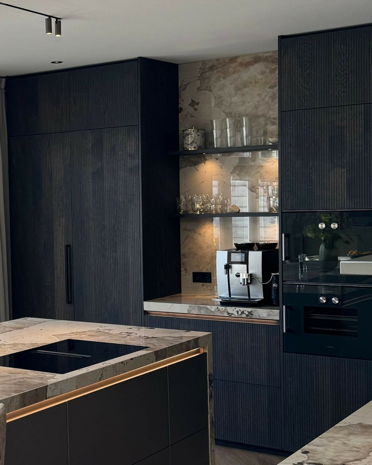 Inspirerende en Tijdloze Interieurs op Maat-De Binnenstudio-badkamer,Harmonieuze sfeer,keuken,Maatwerk ontwerp,Organische vormen,woonkamer-SuuS! Interieuren – Inspirerende interieurprojecten en maatwerk-OBLY