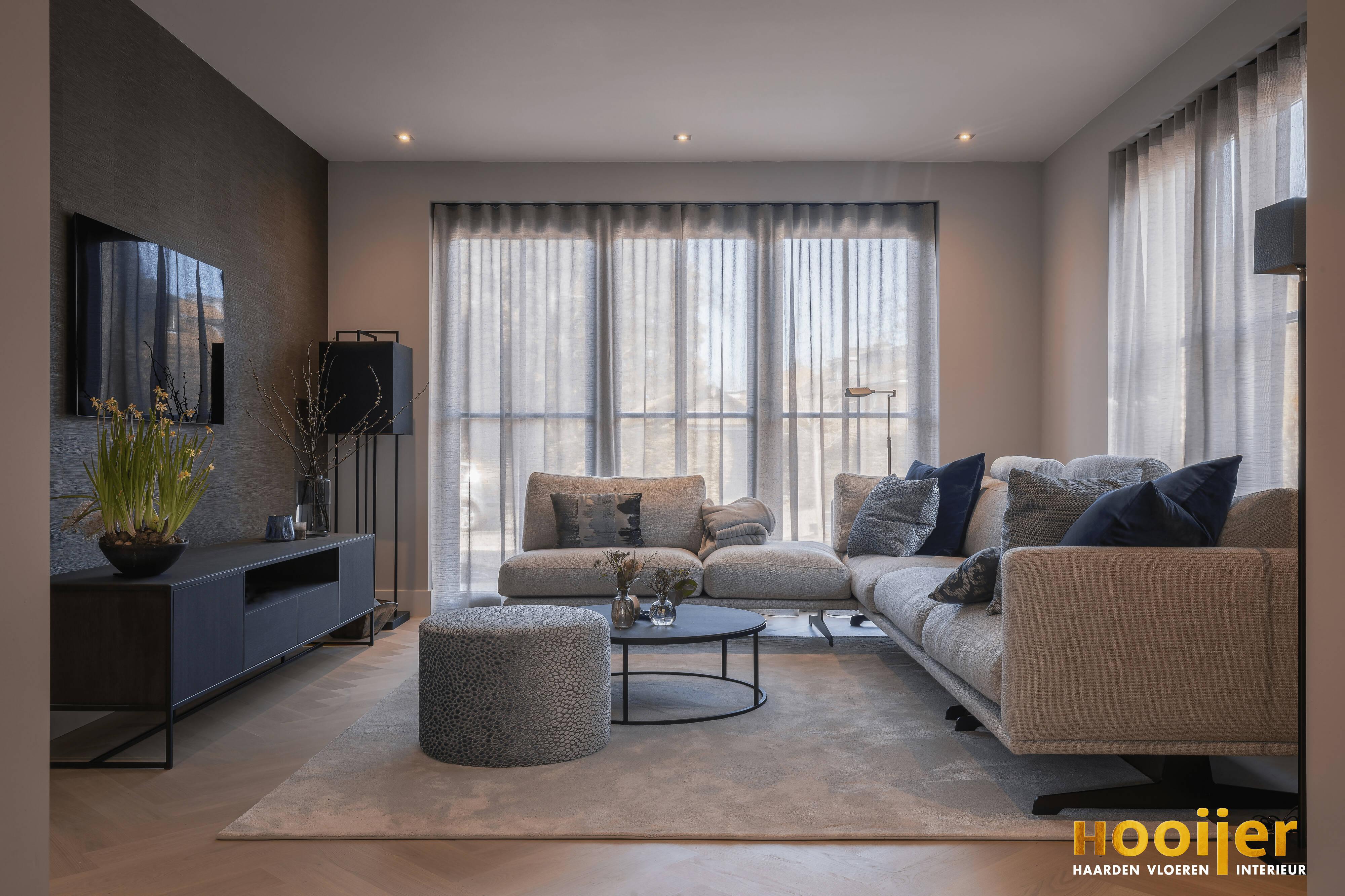 Interieur met mooie houten vloer-Hooijer-eiken vloer,houten vloer interieur,visgraat parket,visgraatvloer,woonkamer-Interieur met mooie houten vloer-OBLY