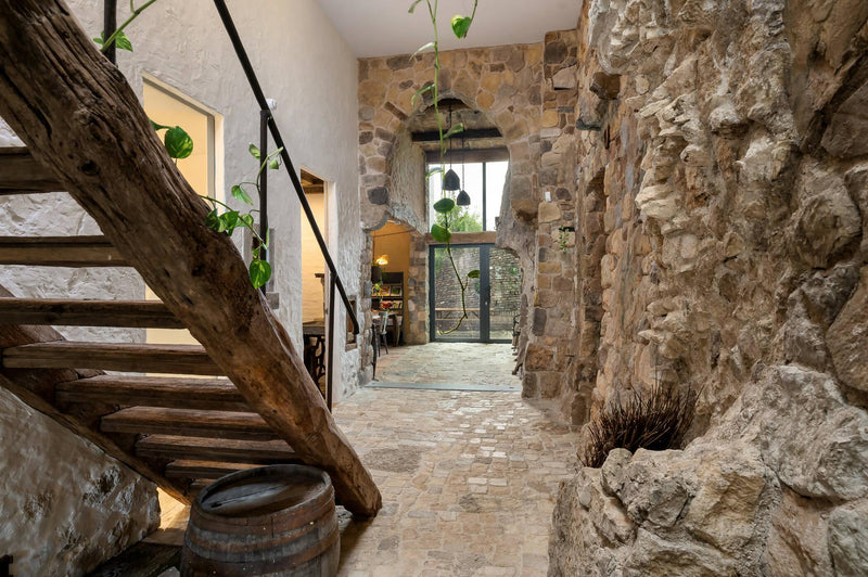 Interieur met prachtige Franse kalkstenen-Van den Heuvel & Van Duuren-Entree,Hal,Trap-Middeleeuws interieur met prachtige natuurstenen-OBLY