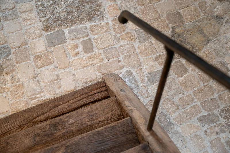 Interieur met prachtige Franse kalkstenen-Van den Heuvel & Van Duuren-Entree,Hal,Trap-Middeleeuws interieur met prachtige natuurstenen-OBLY
