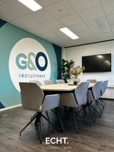 Modern kantoor met nieuwe vergaderruimte