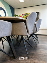 Modern kantoor met nieuwe vergaderruimte
