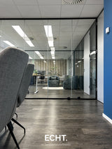 Modern kantoor met nieuwe vergaderruimte